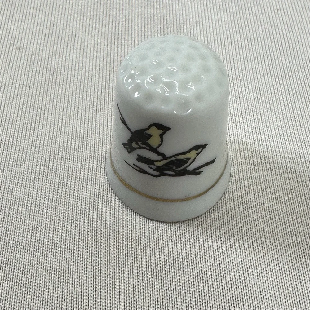 Vintage Beautiful‎ Porcelain Bird Thimble